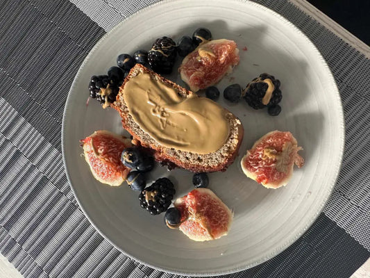 glutenfreies Bananenbrot mit Pistaziencreme auf teller mit Beeren und Feigen